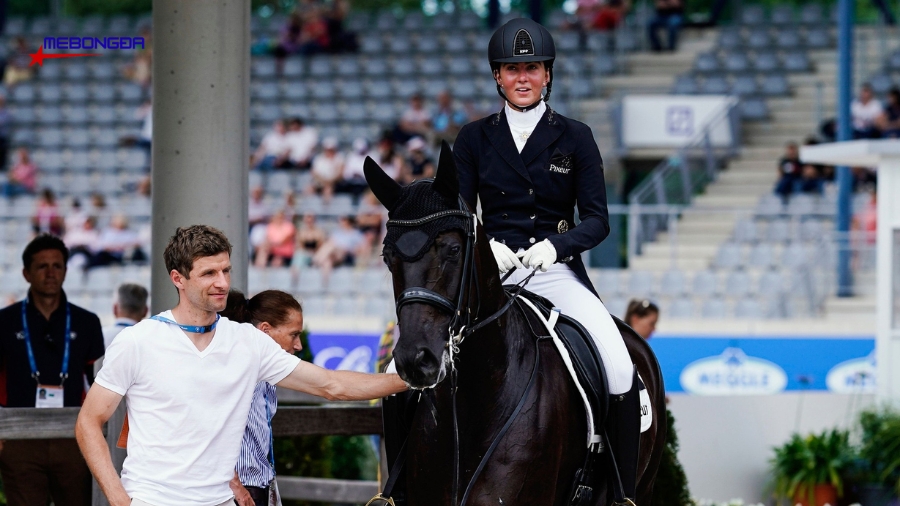 Lisa Müller đăng dòng trạng thái khiến cư dân mạng dậy sóng 