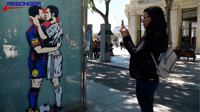 Ảnh chế Ronaldo hôn Messi nồng nàn