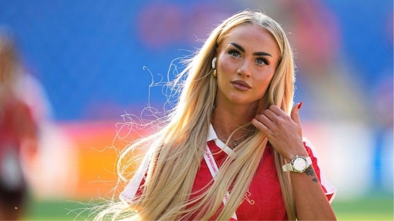 Tranh cãi về trang điểm khi thi đấu và vệ sĩ