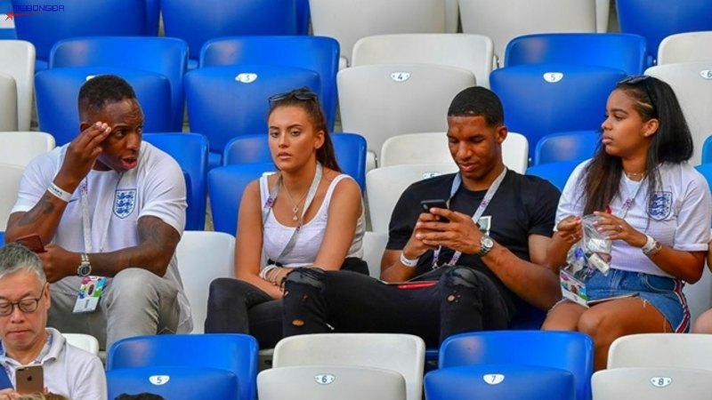 Xuất hiện ở khán đài cổ vũ chồng và đội bóng