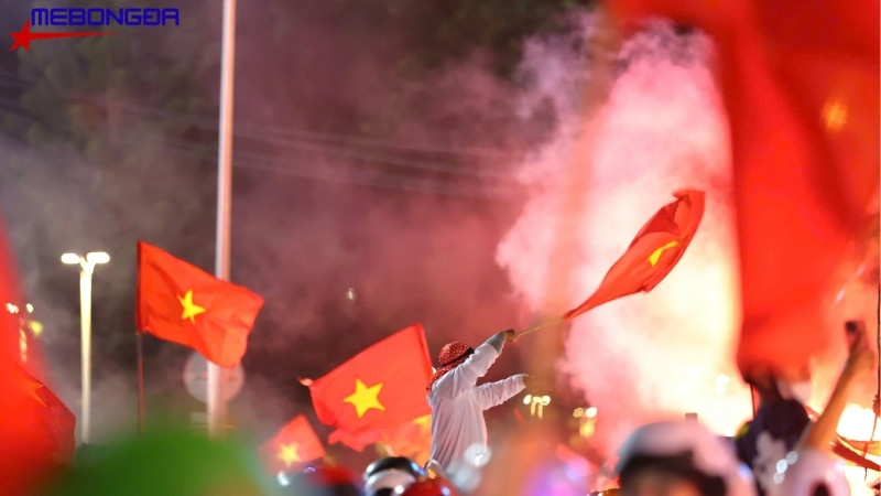 Ảnh đẹp đầy tự hào khoảnh khắc người hâm mộ đi bão