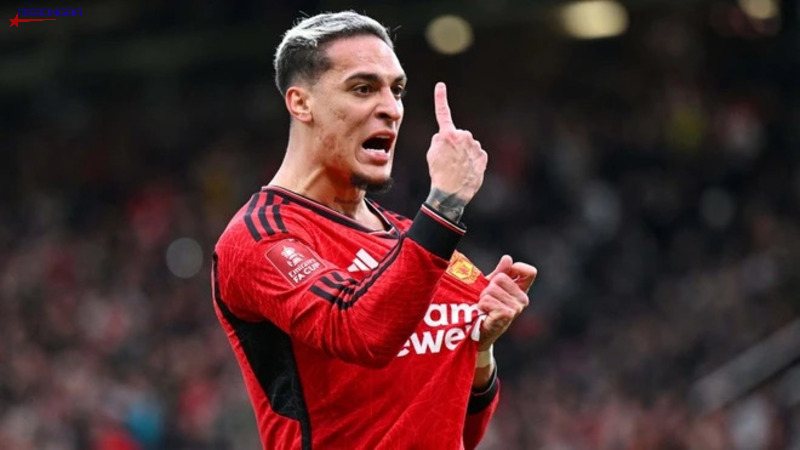 Antony chỉ tay giữa sân