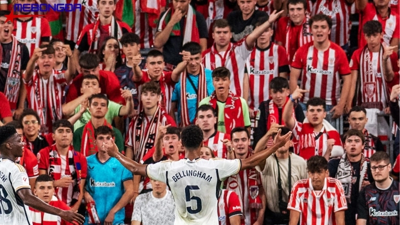 Bellingham ăn mừng trước khán đài của khán giả