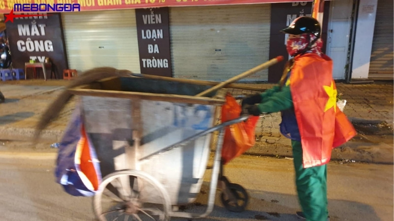 Cô lao công đường phố cũng đi bão cùng anh em