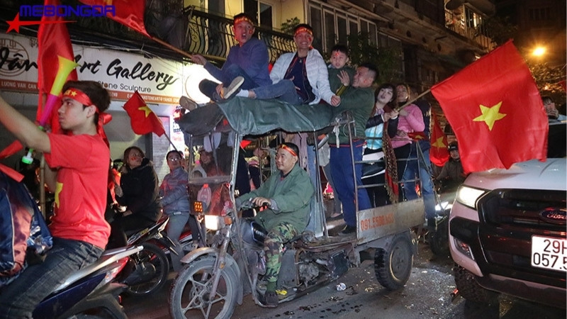 Đi bão Việt Nam vô địch thì bất chấp tuổi tác