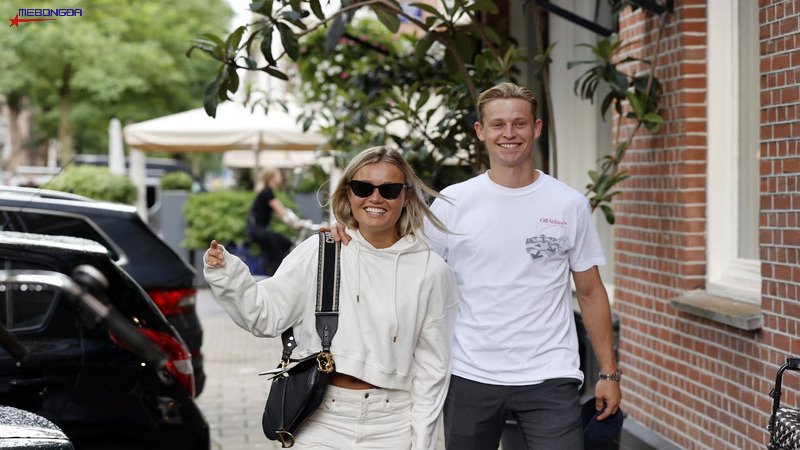 Hậu phương luôn sát cánh với De Jong