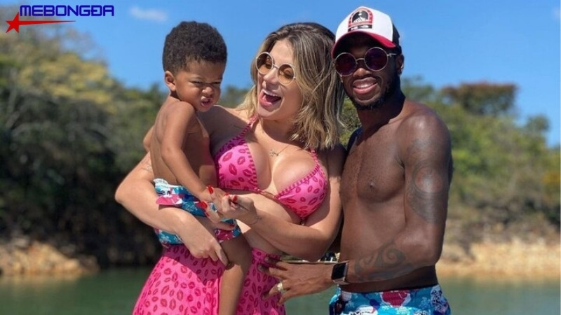 Mối quan hệ giữa Monique và tiền vệ Fred