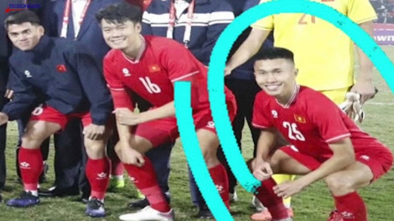 Ngọc Tân squat khi chụp hình đội