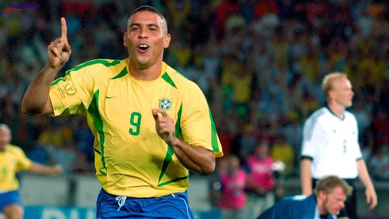 Ronaldo chạy trên sân