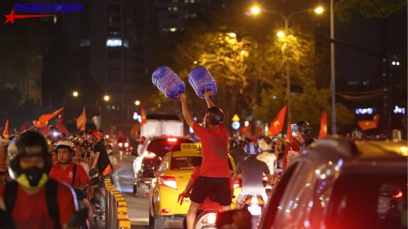 Thùng nước cũng thành dụng cụ đi bão