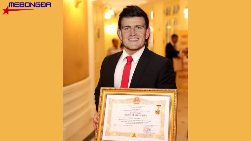 Trung vệ Maguire được phong tặng NSND